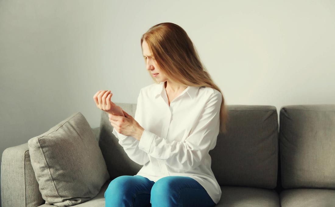 Junge Frau leidet unter Schmerzen im Handgelenk. (Symbolbild)