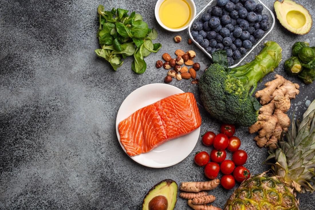 Verschiedene Lebensmittel, beispielsweise Lachs, Avocado, Kurkuma. (Symbolbild)