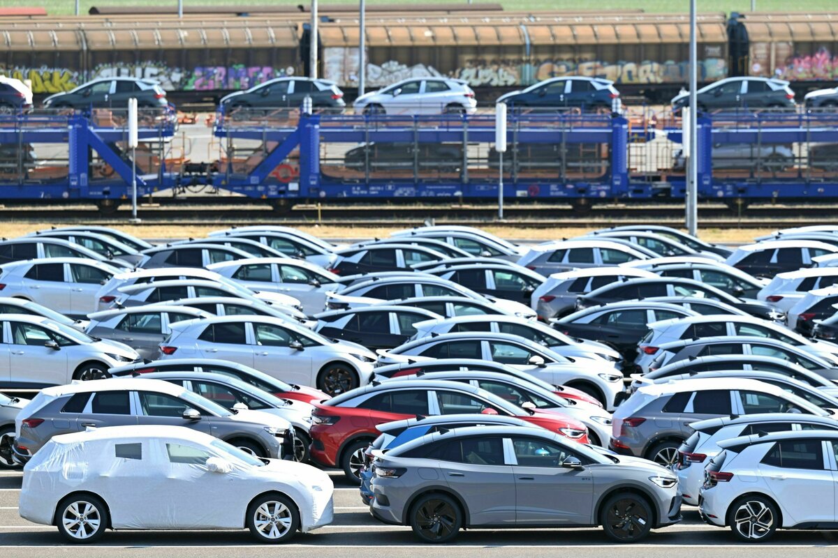 Automarkt in der EU: Mehr E-Autos, weniger Verbrenner