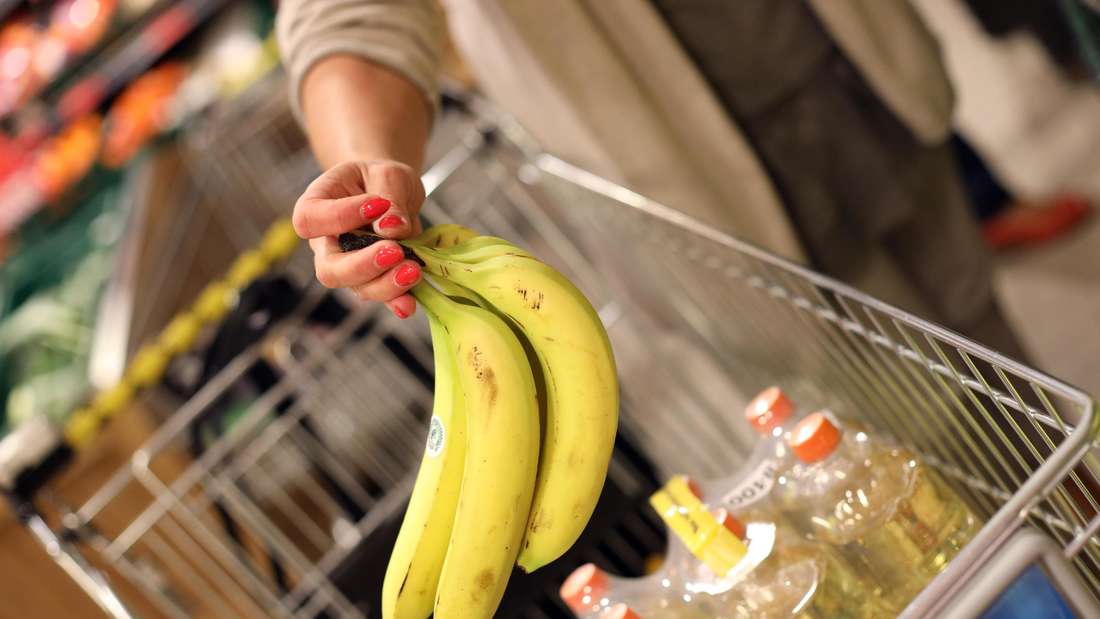 Bananen im Einkaufskorb 