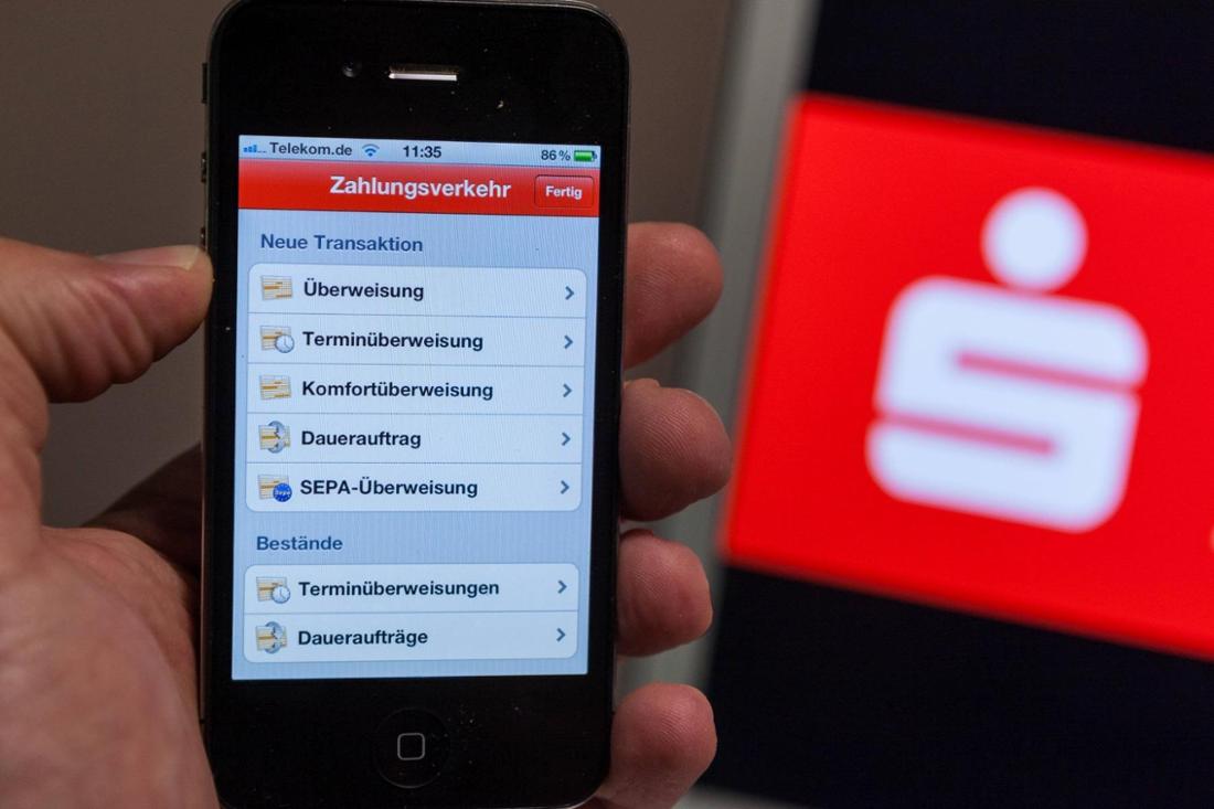 Eine Banking-App der Sparkasse, die die Optionen zur Überweisung zeigt, welche sich bald ändern.