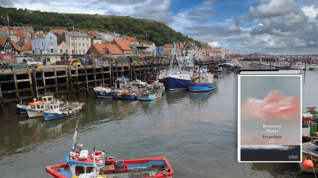 Boote in Scarborough Harbour und das Cover von Benjamin Myers‘ „Strandgut“
