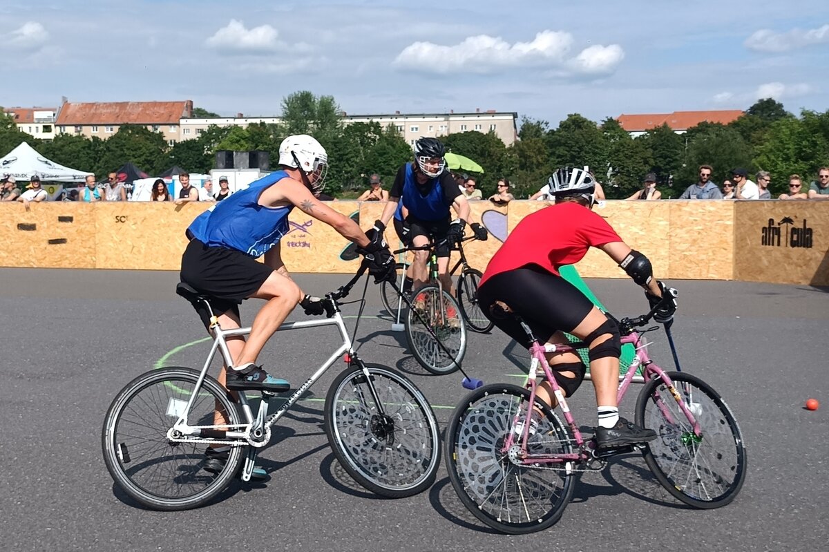 Bikepolo auf dem Tempelhofer Feld: Top-Laune garantiert