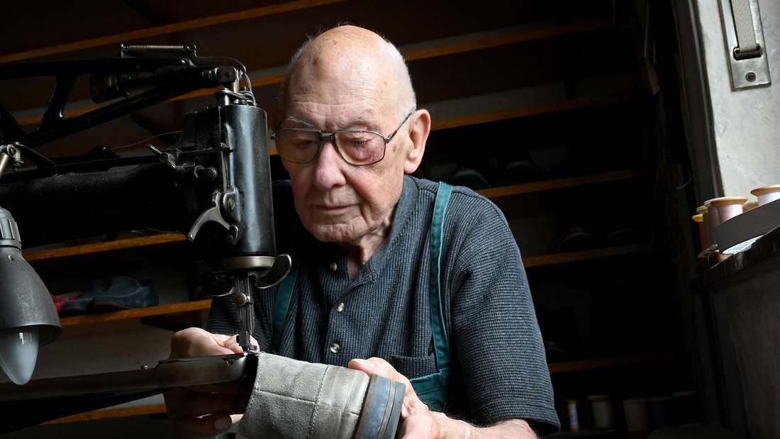 Schuhmachermeister Wilfried Mause steht mit 90 Jahren in seiner Werkstatt in Hamm