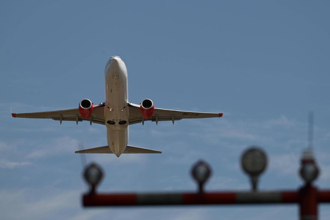 Startendes Flugzeug in Düsseldorf von unten.