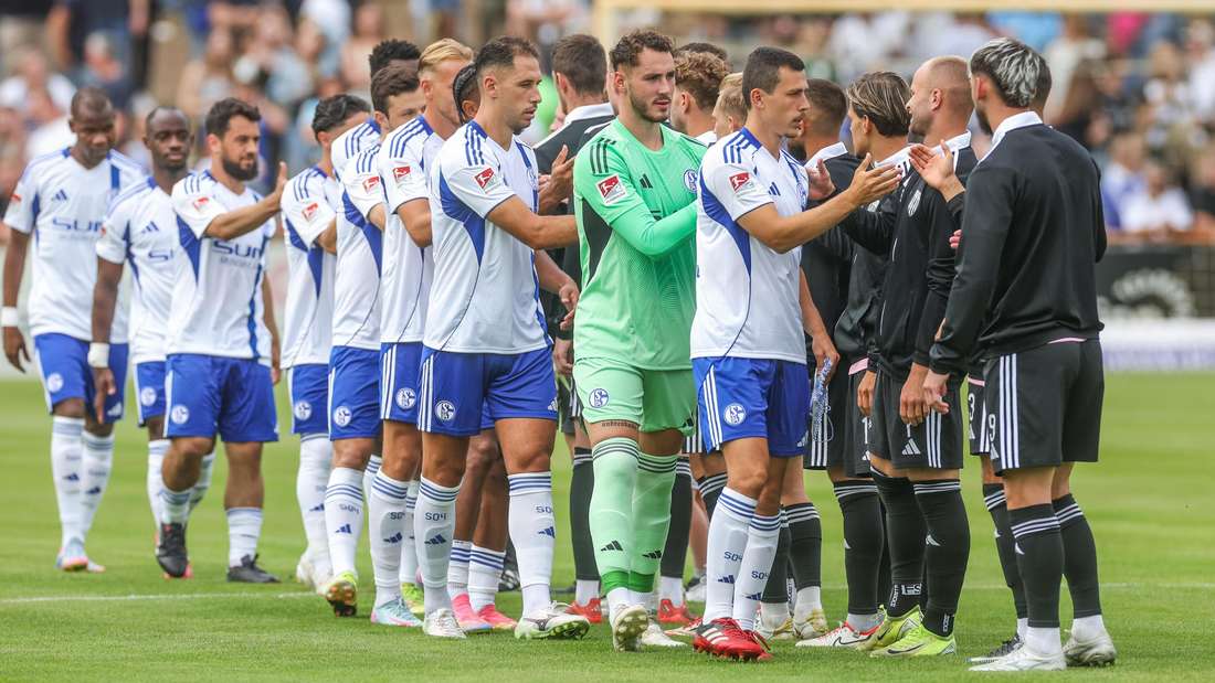 Der FC Schalke 04 klatscht vor Testspiel-Anpfiff mit dem 1. FC Bocholt ab.