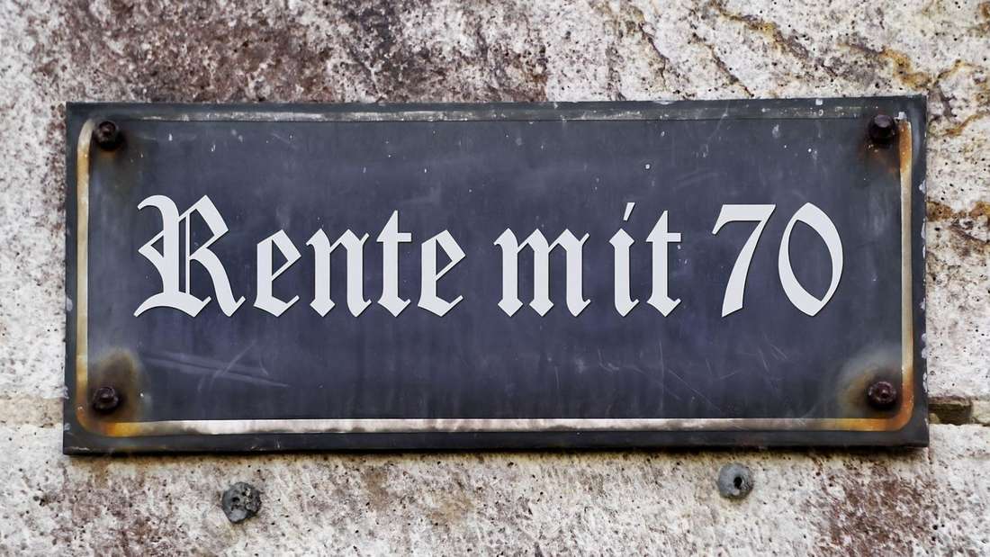 Metallschild mit der Aufschrift „Rente mit 70“ symbolisiert eine mögliche neue Altersgrenze.