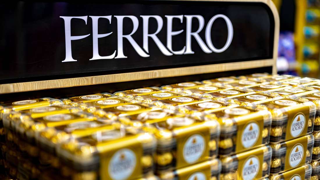 Ferrero Rocher stehen auf einem Aufsteller mit der Aufschrift „Ferrero“.