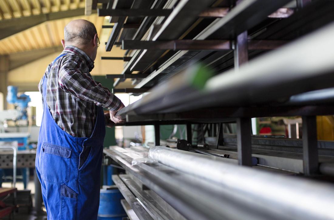 Ein älterer Herr arbeitet weiter in einem Produktionsbetrieb 