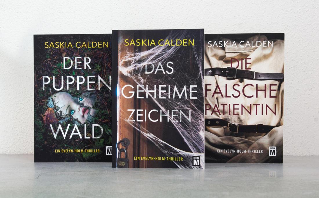 Die Evelyn-Holm-Reihe von Saskia Calden: „Der Puppenwald“, „Die falsche Patientin“ und der nun erschienene dritte Band „Das geheime Zeichen“ haben sich hunderttausendfach als E-Books verkauft. 