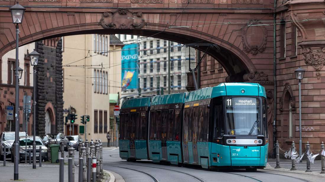 FOTO TAGESSATZFrankfurt: T-Wagen außer Dienst gestellt. Straßenbahn Linie 11 auf der Altstadtstrecke in der Braubachstraße.Foto aufgenommen am 05.01.2023Foto: Rolf Oeser