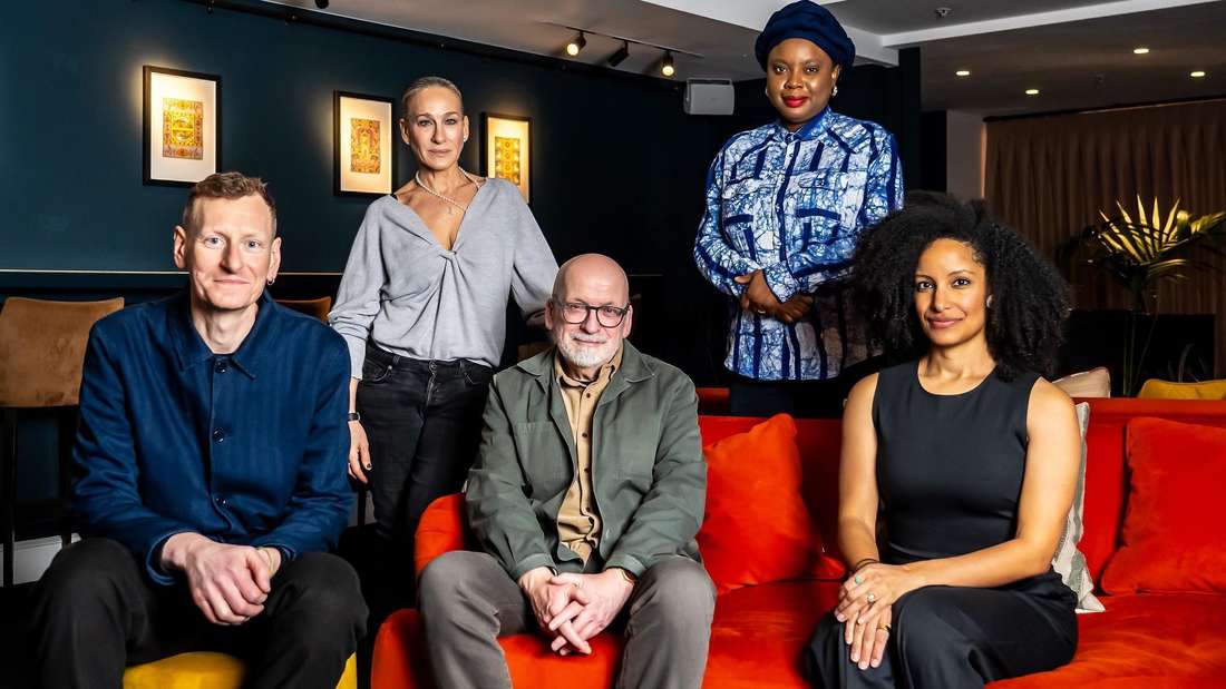 Jury des Booker Prize 2025 (v.l.n.r.): Chris Power, Sarah Jessica Parker, Roddy Doyle, Ayọ̀bámi Adébáyọ̀ und Kiley Reid
