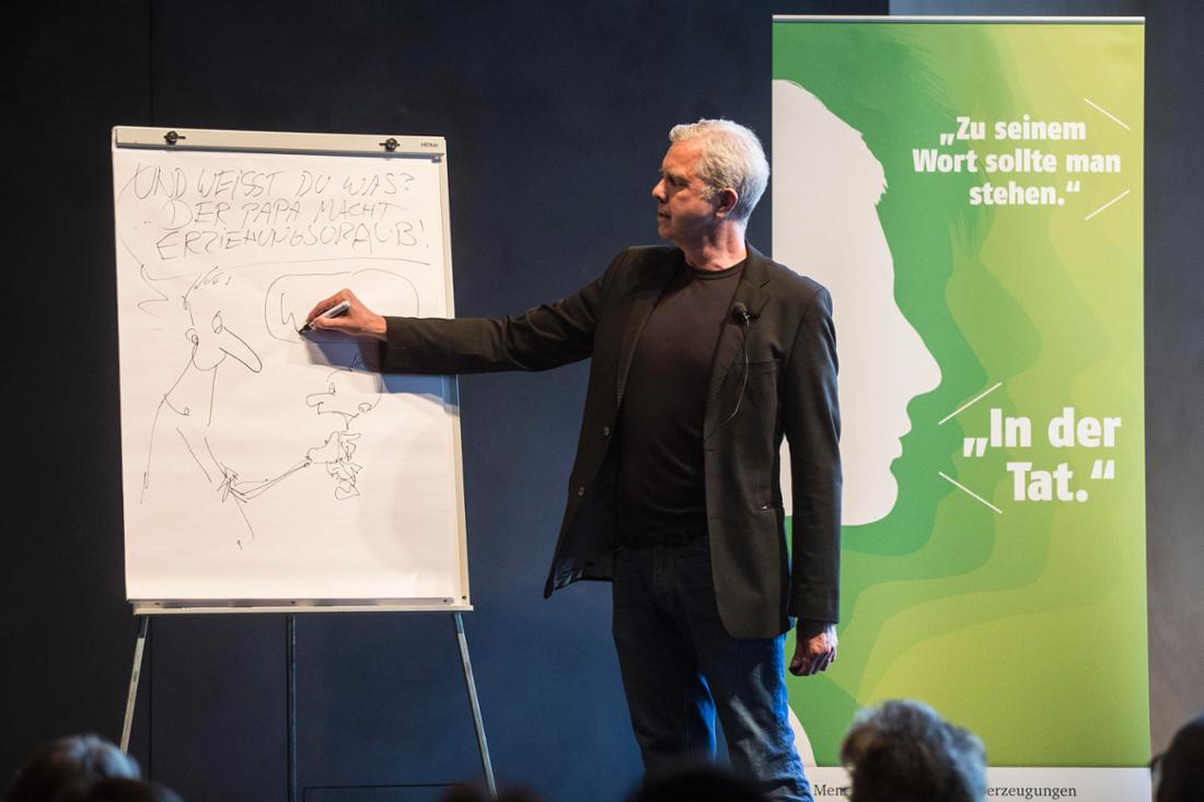 FR-Karikaturist Thomas Plaßmann wird live zeichnen – wie hier bei früherer Gelegenheit in der Frankfurter Caricatura.