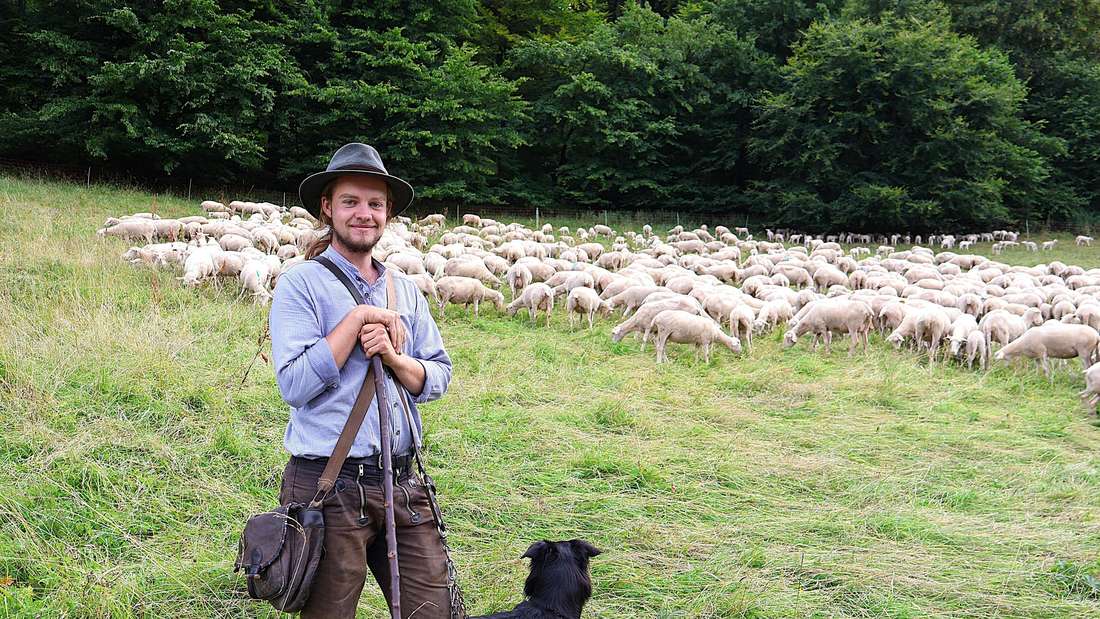 Schäfer Jakob Sasse mit altdeutschem Hütehund Mio