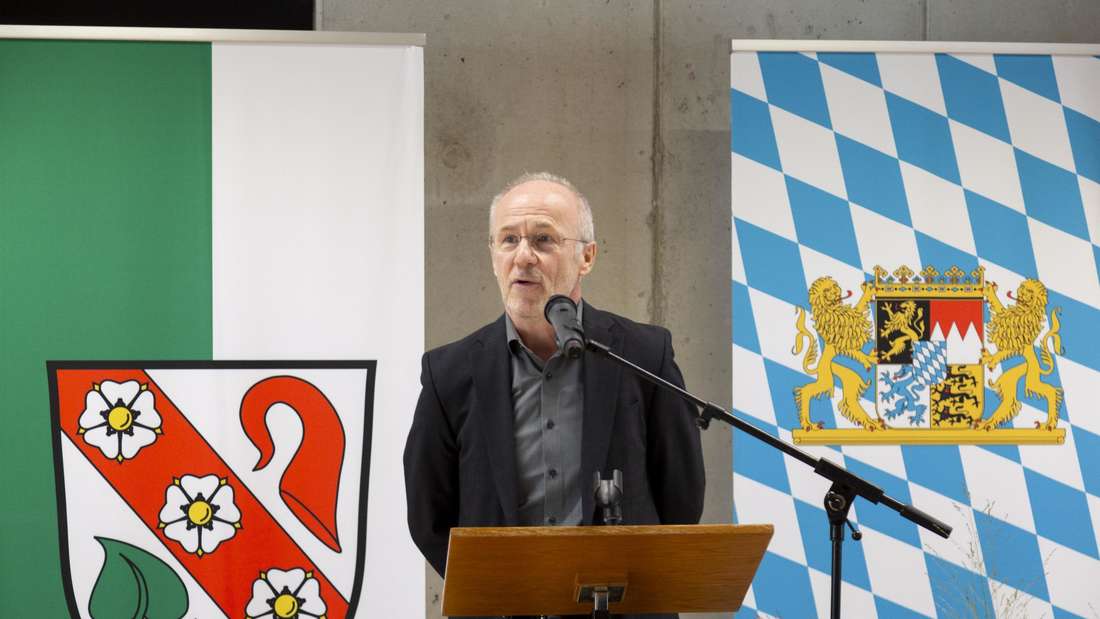 Architekt Markus Heilmaier spricht bei der Einweihung der Erweiterung der Schule Finsing