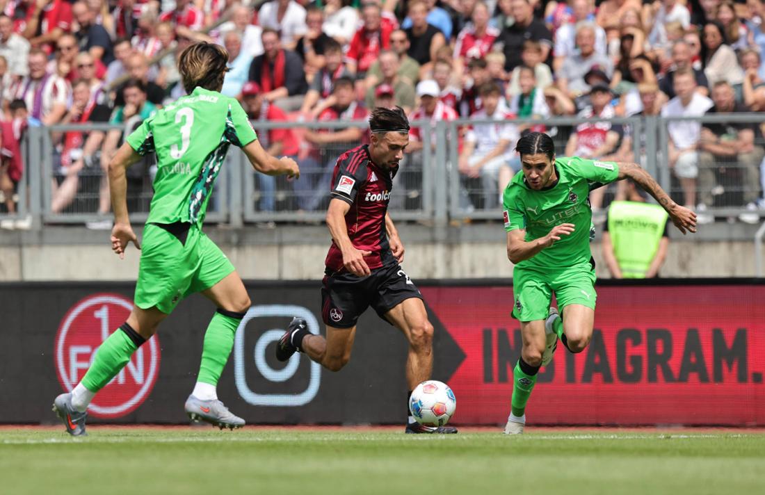 Während Ko Itakura (l.) Gladbach verlassen könnte, ist Kevin Diks (r.) gerade erst angekommen.