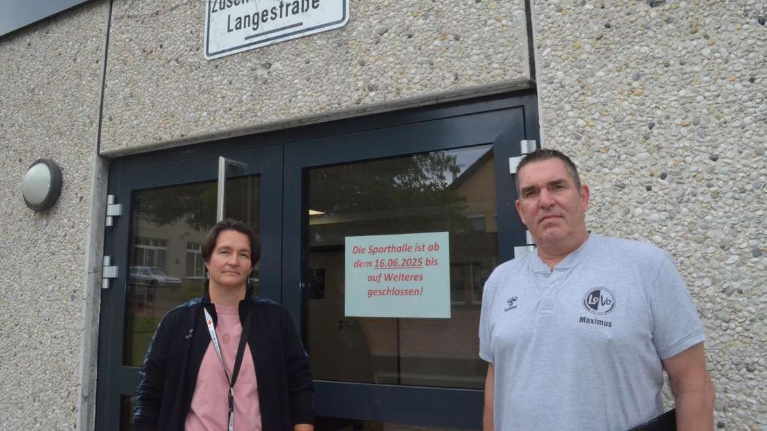 Meike Günther, zweite Vorsitzende der HSG Lohfelden/Vollmarshausen und Sponsorenbeauftragter Markus Radon vor der Halle der Söhre-Schule.