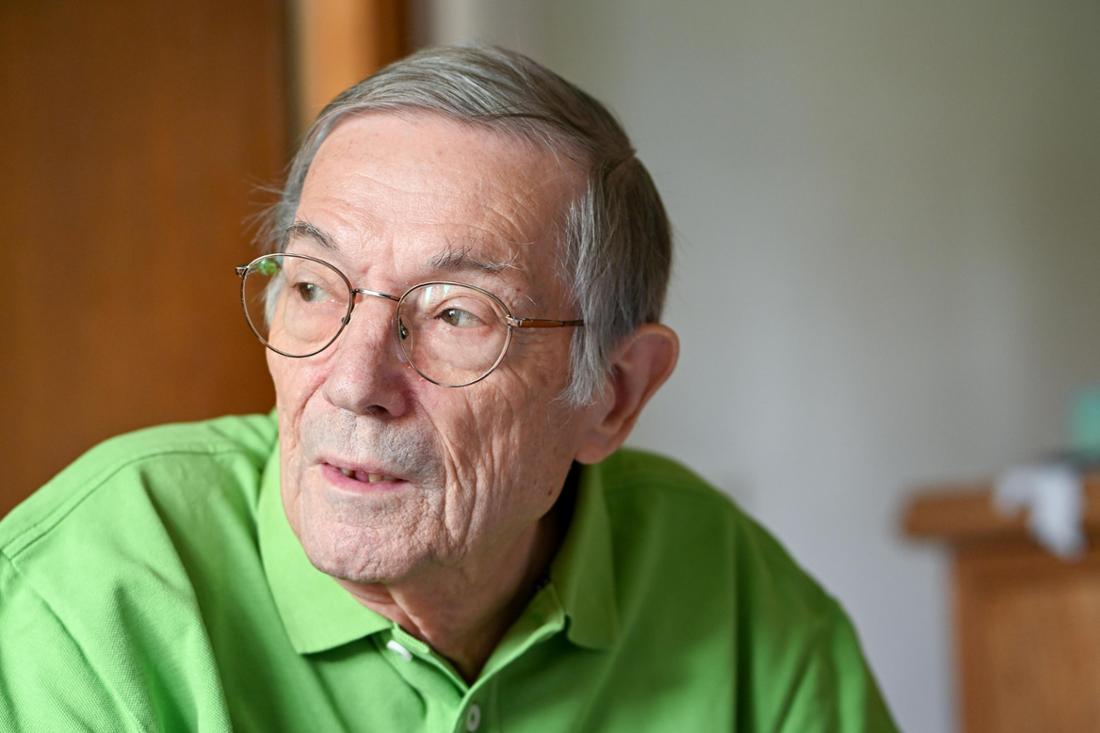 Buerstadt. 18.07.2025. Peter Kalb betreute im Frankfurter Auschwitz-Prozess  die Opfer, die als Zeugen aussagten. Als Student am Institut fuer Sozialforschung bekam er so engen Kontakt mit den ehemaligen KZ-Haeftlingen Spaeter forschte er ueber den Widerstand in Auschwitz. TAGESHONORAREinwilligung (nach DS-GVO) liegt nur muendlich vor.Veroeffentlichung nur zur aktuellen Berichterstattung, unter Beachtung des Medienprivilegs.Vereinbarung ueber Abtretung von Persoenlichkeitsrechten der abgebildeten Person(en), Model / Product Release liegt nicht vor. Foto: Renate Hoyer,  60316 Frankfurt.