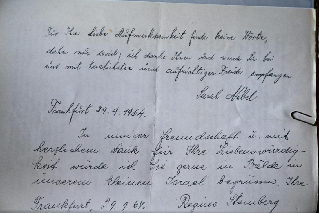 Buerstadt. 18.07.2025. Peter Kalb betreute im Frankfurter Auschwitz-Prozess  die Opfer, die als Zeugen aussagten. Als Student am Institut fuer Sozialforschung bekam er so engen Kontakt mit den ehemaligen KZ-Haeftlingen Spaeter forschte er ueber den Widerstand in Auschwitz. Repro: Brief von den Zeuginnen Sarah Nebel und Regine Steinberg.TAGESHONORAREinwilligung (nach DS-GVO) liegt nur muendlich vor.Veroeffentlichung nur zur aktuellen Berichterstattung, unter Beachtung des Medienprivilegs.Vereinbarung ueber Abtretung von Persoenlichkeitsrechten der abgebildeten Person(en), Model / Product Release liegt nicht vor. Foto: Renate Hoyer,  60316 Frankfurt.