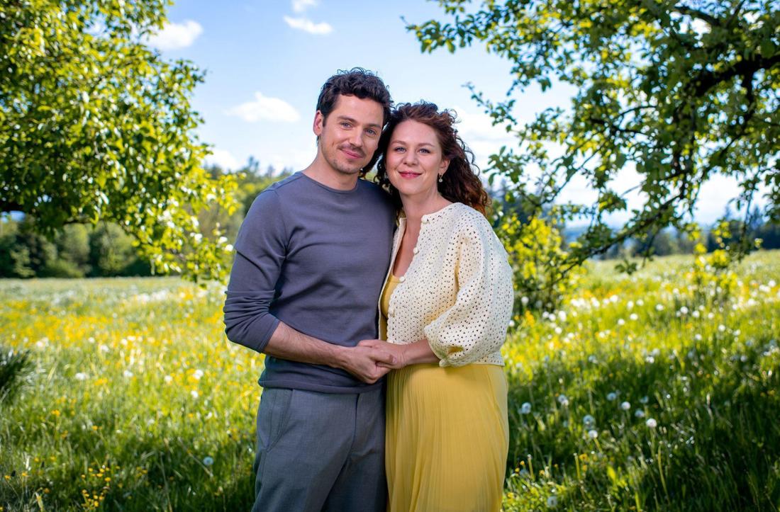 Die Schauspieler Johanna Graen und Kilian Rudloff posieren Händchen haltend in einem Blumenfeld für die neue Staffel von „Sturm der Liebe“.