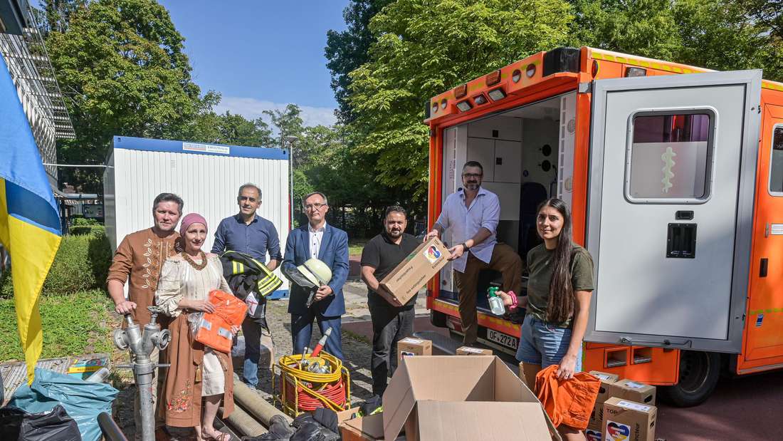 leute vom hilfsverein frankfurt for ukraine packen hilfsgüter