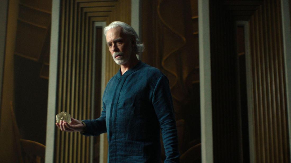 Bruder Dämmerung (Terrence Mann) auf einem Szenenfoto aus der Episode „The Stress of Her Regard“ der US-Serie „Foundation“