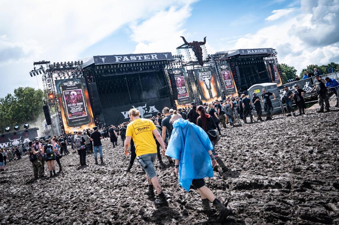 Regen und Matsch konnten die Metalfans in Wacken nicht stoppen. Trotz widriger Bedingungen herrschte eine ausgelassene Stimmung auf dem Festival.
