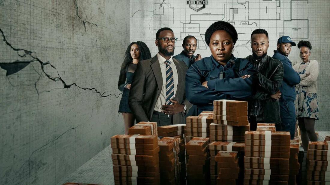 Der Cast der Serie „Marked“ steht vor einem Berg an Geldscheinen.