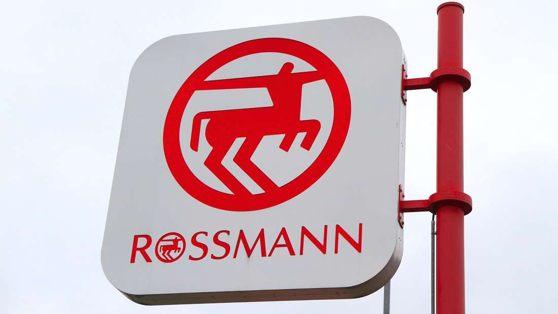 Schild mit Rossmann-Logo