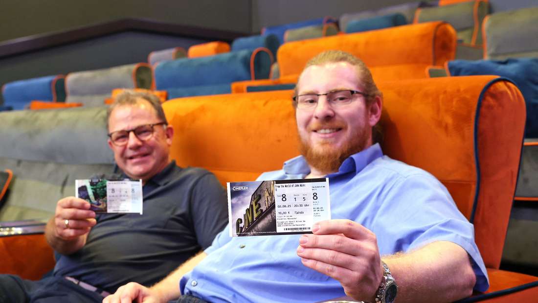 Geschäftsführer Wolfgang Schäfer (links) und Theaterleiter Felix Kalms mit den Tickets. 