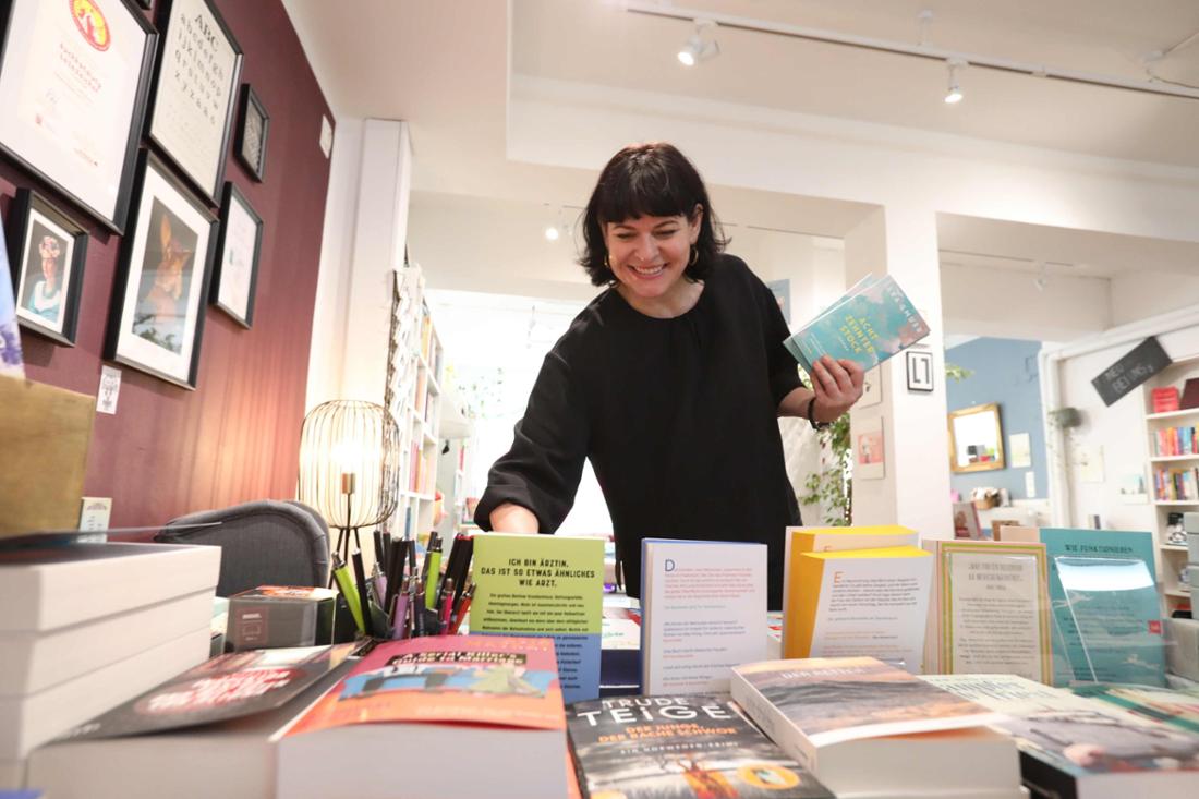 Britta Karadzole, Geschäftsführerin der Darmstädter Buchhandlung Lesezeichen, wählt ihr Sortiment sorgfältig aus.