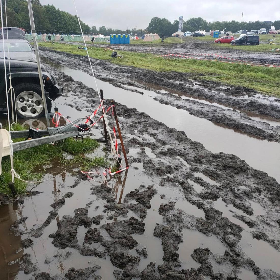 Schlamm und Fahrzeuge auf einem Wacken-Campingplatz.