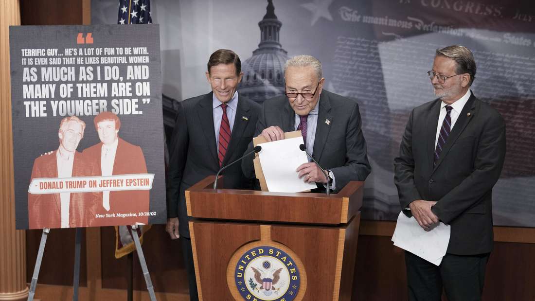 Chuck Schumer zeigt Bild von Donald Trump und Jeffrey Epstein