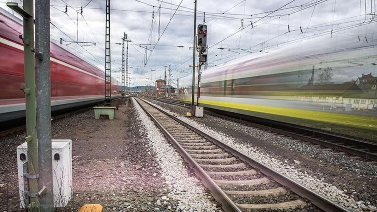Bahnpersonal rettet vermutlich zwei Menschenleben an Bremer Gleisen