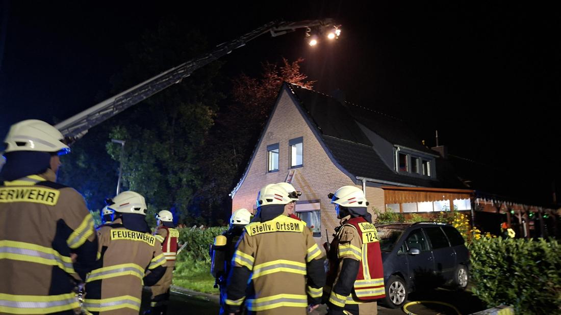 Die Feuerwehr bei einem Hausbrand in Weyhe