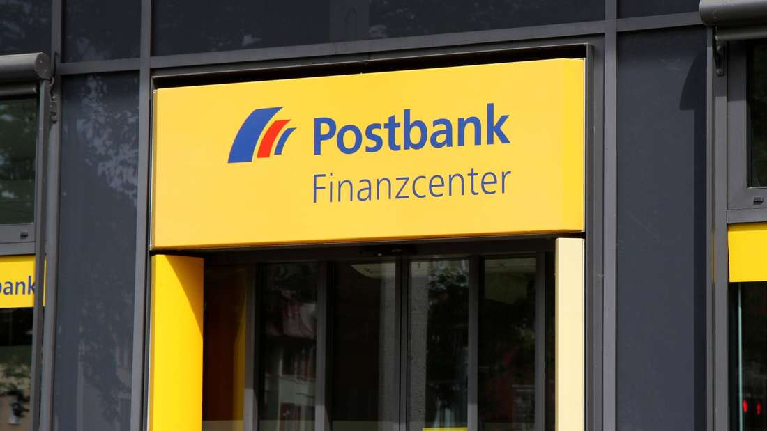 Eingang einer Postbank-Filiale.