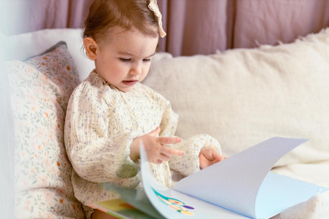 Kleines Mädchen liest in Kinderbuch