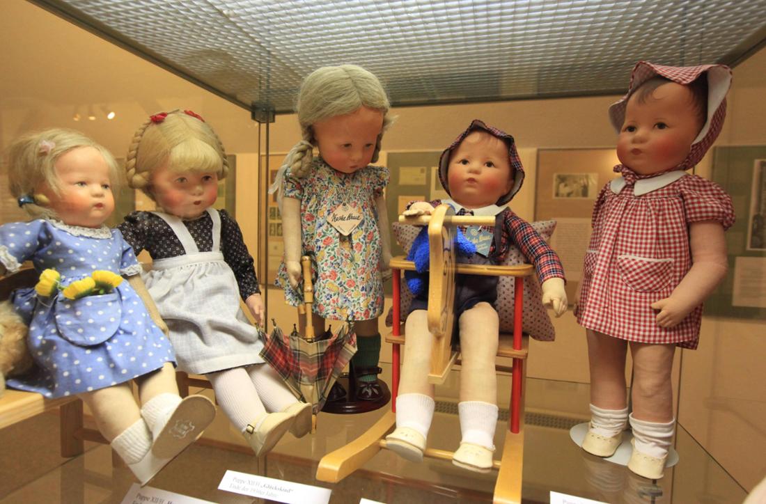 Vitrine mit verschiedenen Puppen im „Käthe Kruse Museum“