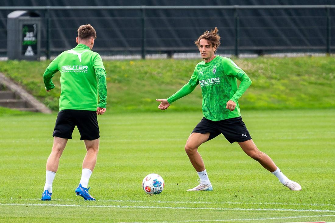 Florian Neuhaus (r.) ist seit Montag im Training von Borussia Mönchengladbach.