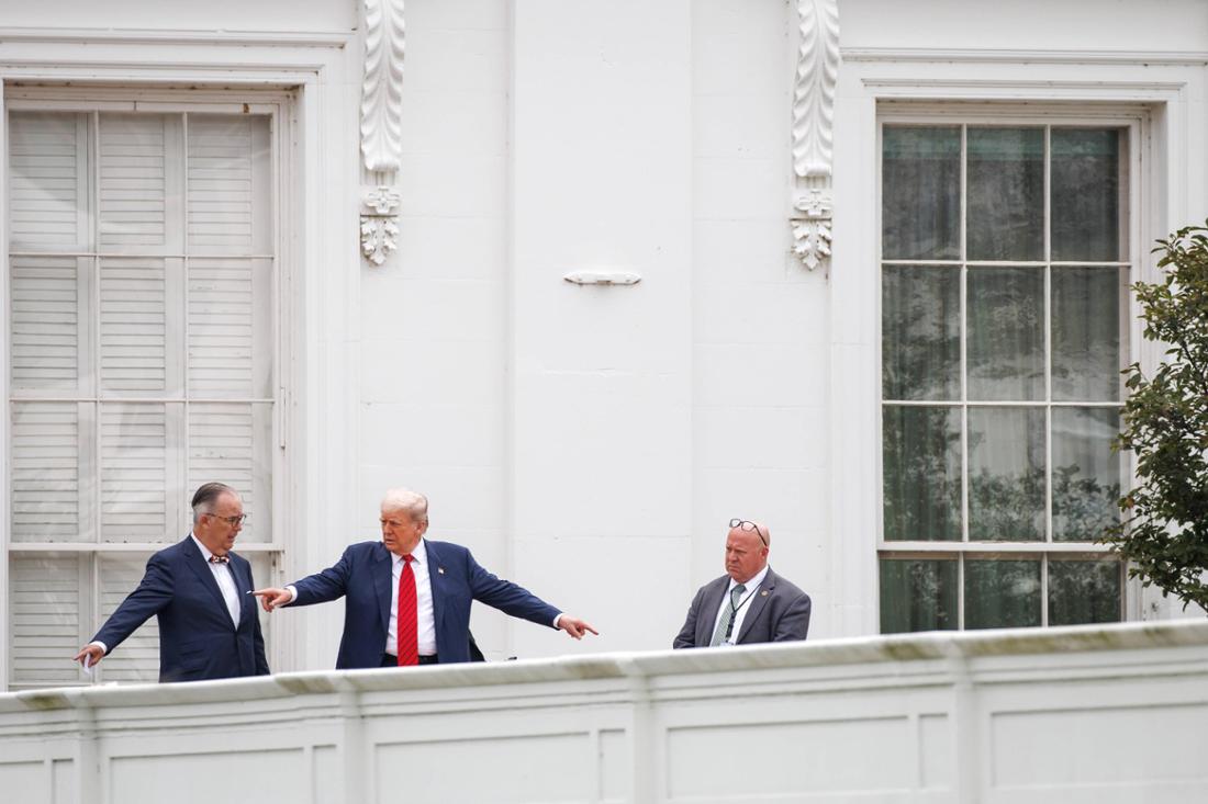 Vom Dach des Weißen Hauses sprach Trump zu Reportern. Dabei kündigte er nicht nur den Bau eines opulenten Ballsaals an, sondern scherzte auch über Nuklearwaffen.