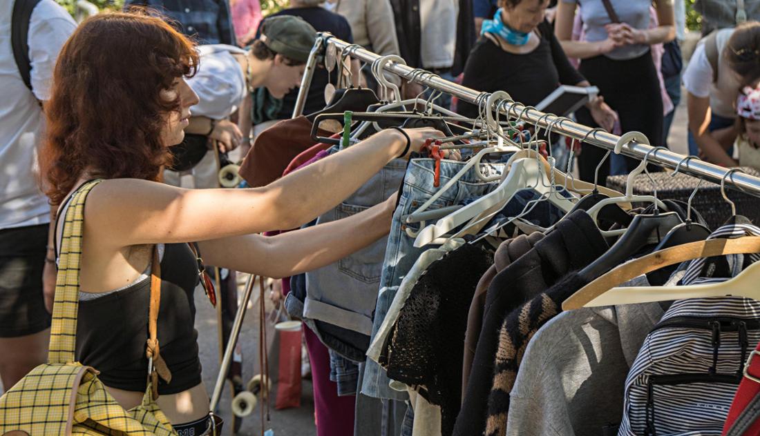 Eine Frau an einem Flohmarkt-Stand