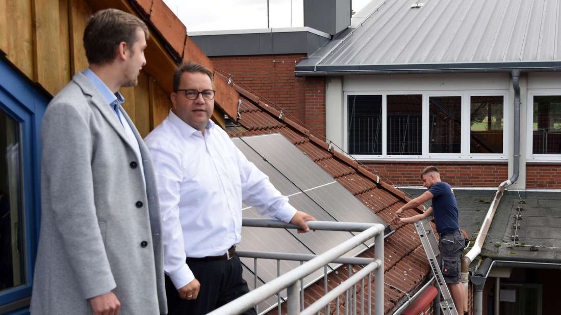 Photovoltaik-Ausbau Gemeinde Weyhe Kita Sudweyhe Christian Siekmeier, Bürgermeister Frank Seidel, Elektriker Maciej Ciupka von der Firma Buschmann
