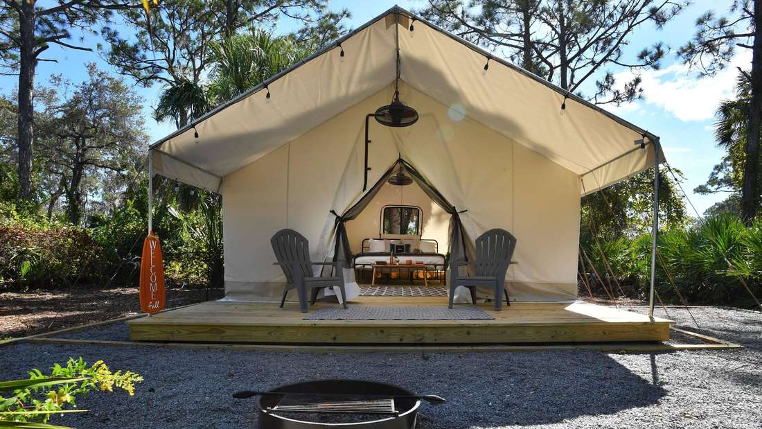 Glamping beschreibt eine etwas luxuriösere Form des einfachen Campings.