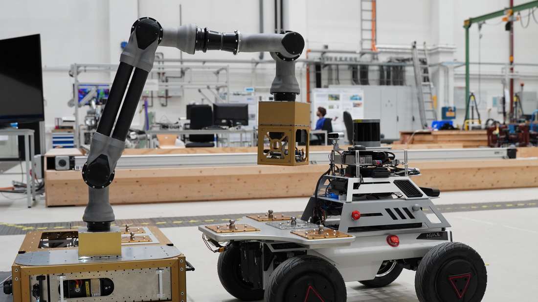 Erfolgreich demonstriert: Der am DFKI entwickelte modulare Manipulatorarm übergibt das Nutzlastmodul über eine multifunktionale Schnittstelle an den Rover HUNTER SE. DFKI/Meltem Fischer