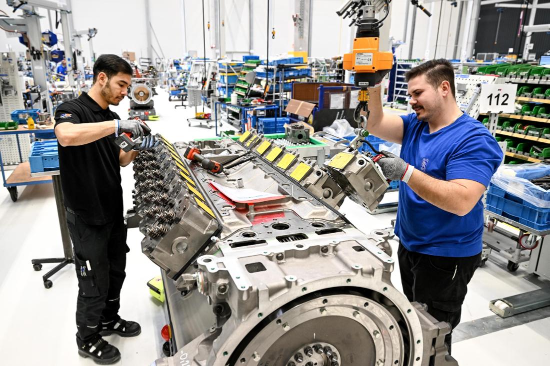Mitarbeiter von Rolls Royce Power Systems bauen Motoren der MTU-Baureihe 2000 zusammen.