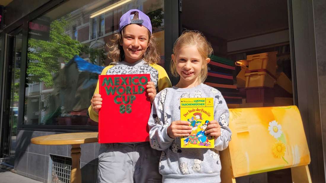 Justus ergattert Diego, Ronja Donald: Zufällig passieren die Geschwister mit ihren Eltern das Antiquariat - und dürfen sich über Bücher aus dem alten Bestand freuen.