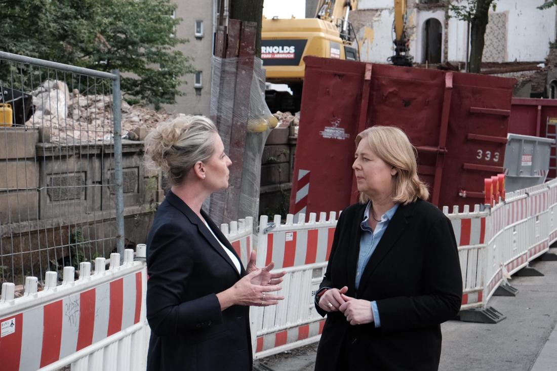 Bundesarbeitsministerin Bärbel Bas mit SPD-Bürgermeisterkandidatin Andrea Henze in Gelsenkirchen vor einer sogenannte Schrottimmobilie, die nun abgerissen wird. 