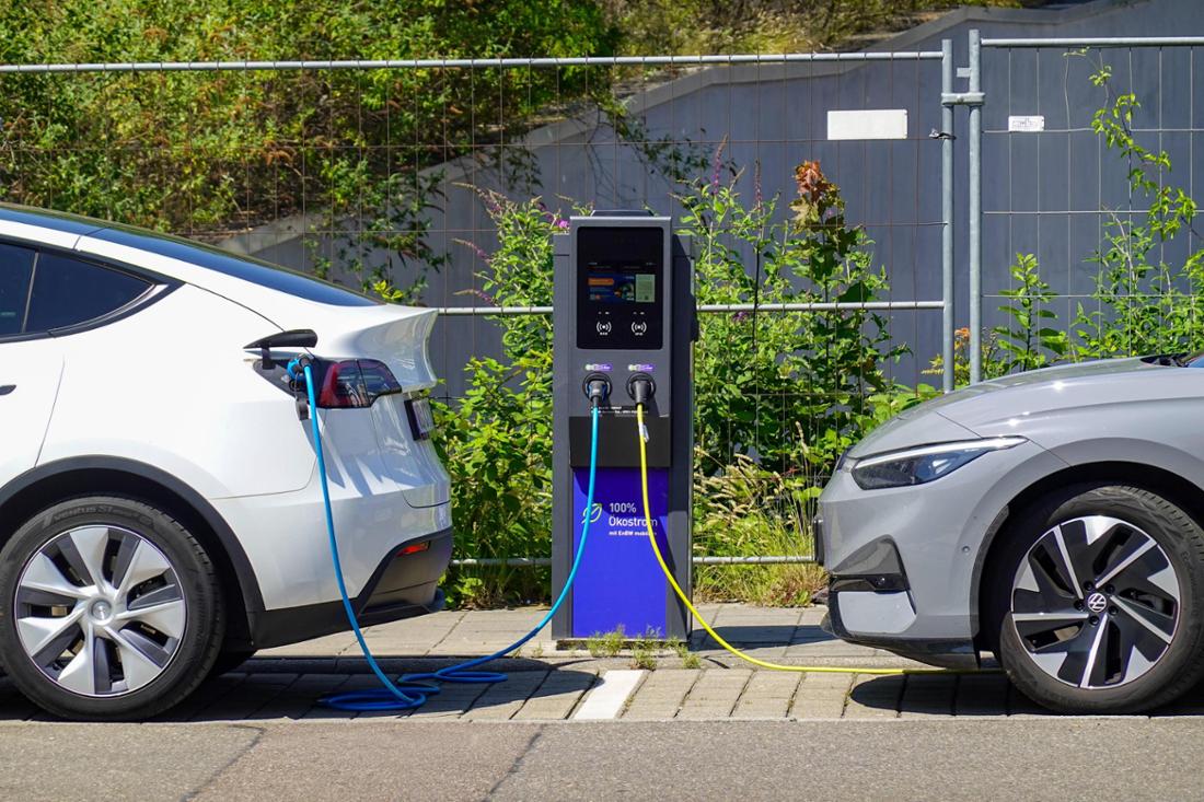 Elektroautos an der Ladesäule