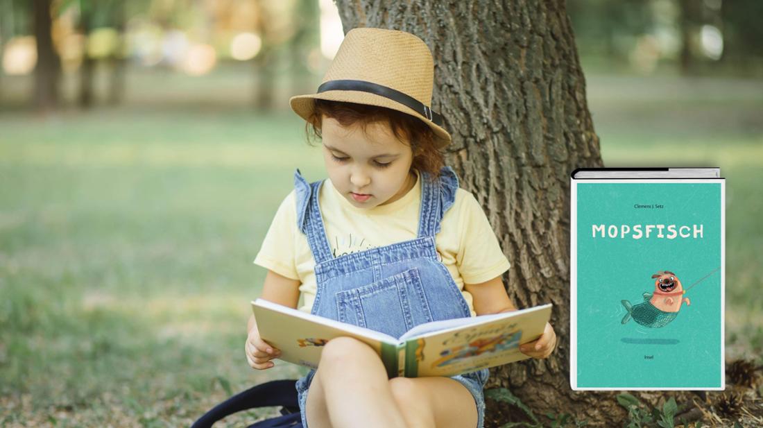 Ein junges Mädchen liest ein Buch unter einem Baum und das Cover von „Mopsfisch“ (Montage).