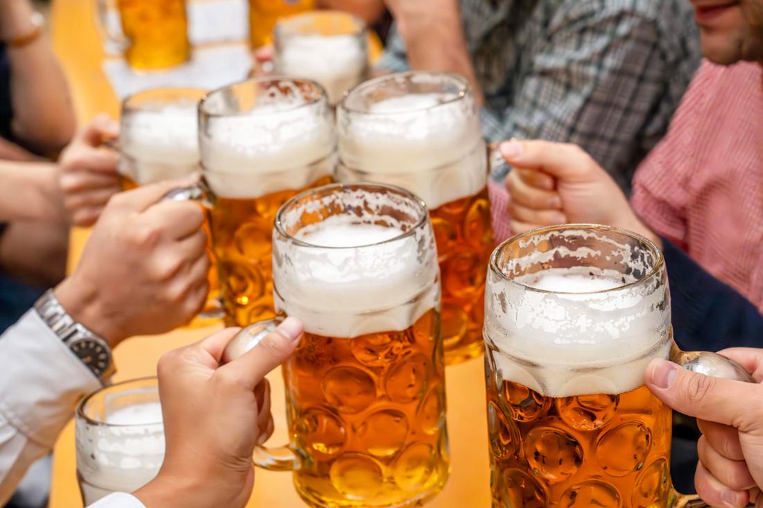 Auch dieses Jahr müssen die Wiesn-Besucher für eine Mass tief in den Taschen greifen. Der durchschnittliche Preis liegt bei 15,25 Euro. 